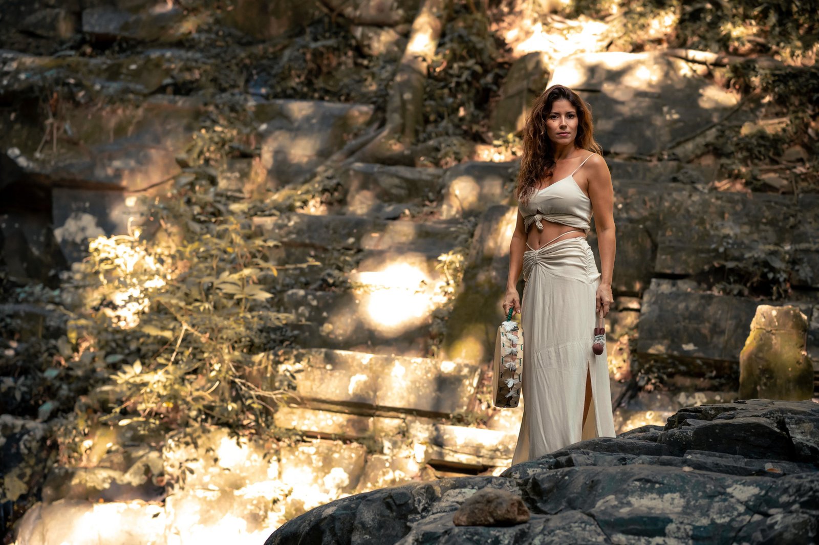 Juliana Lamim em luz dourada na natureza