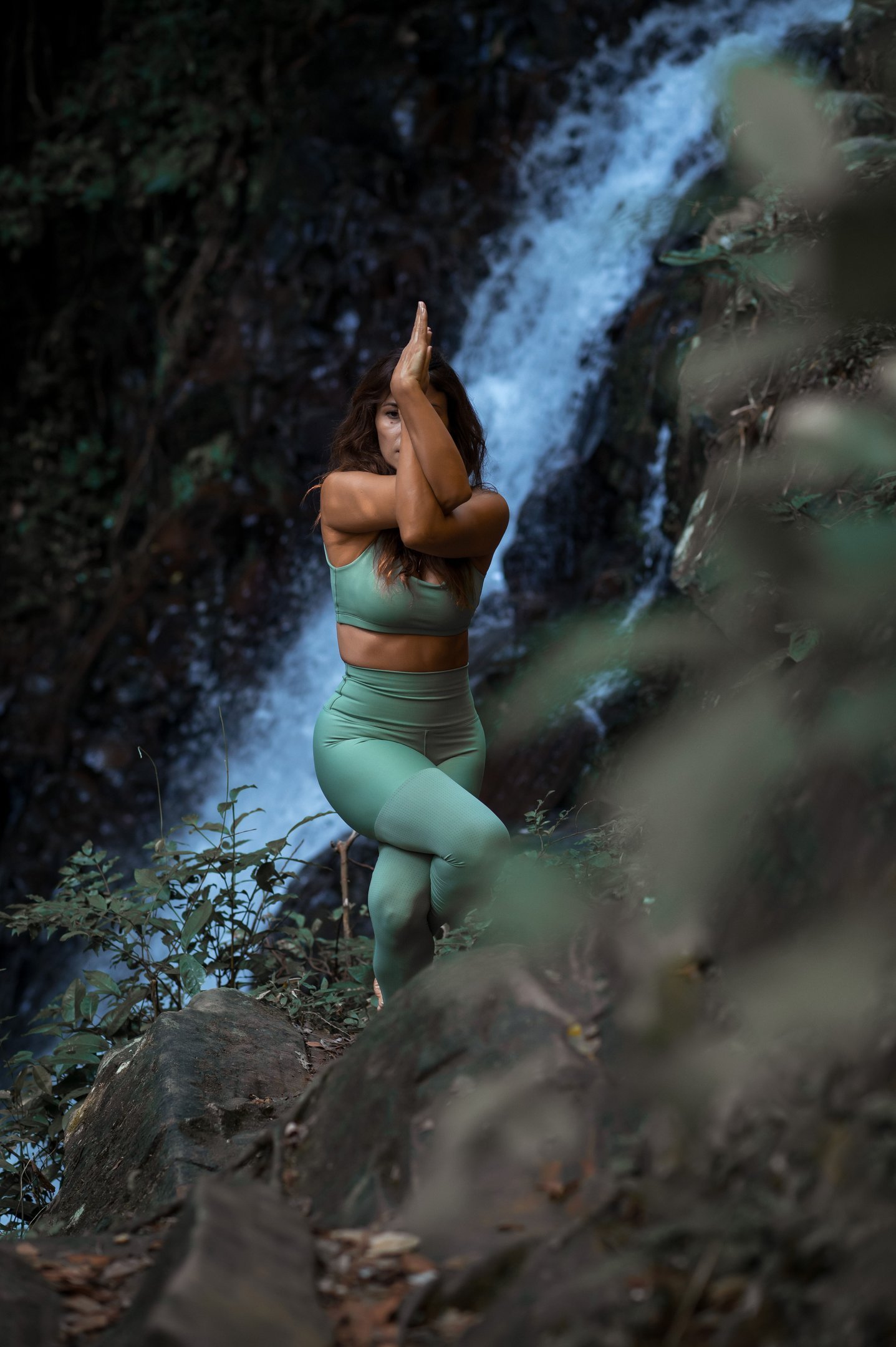 Prática de Reiki e Yoga junto à cachoeira — natureza e energia